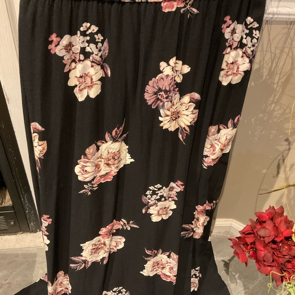 C Black Floral Shorts Romper with Train Size Small - Picture 4 of 10